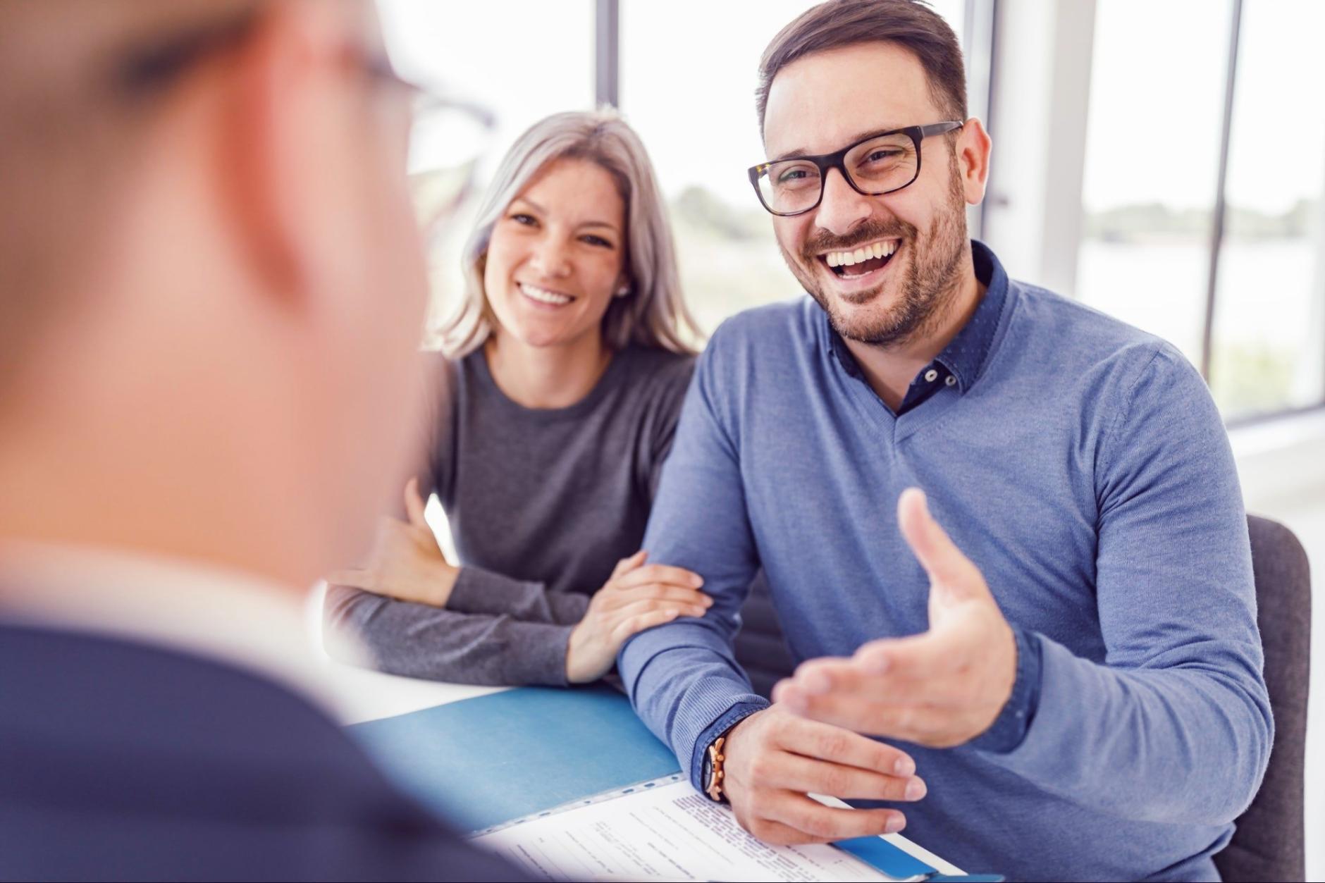 Tablero de organización financiera con categorías de gastos e ingresos