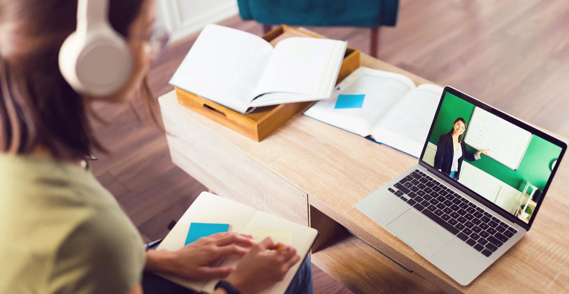 Persona revisando sus finanzas personales con herramientas prácticas