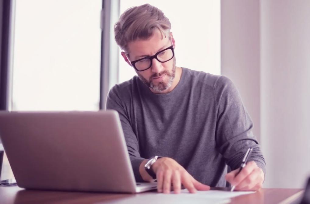 Estudiante recibiendo orientación financiera en sesión de apoyo