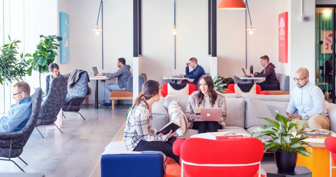 Persona organizando sus finanzas personales en línea