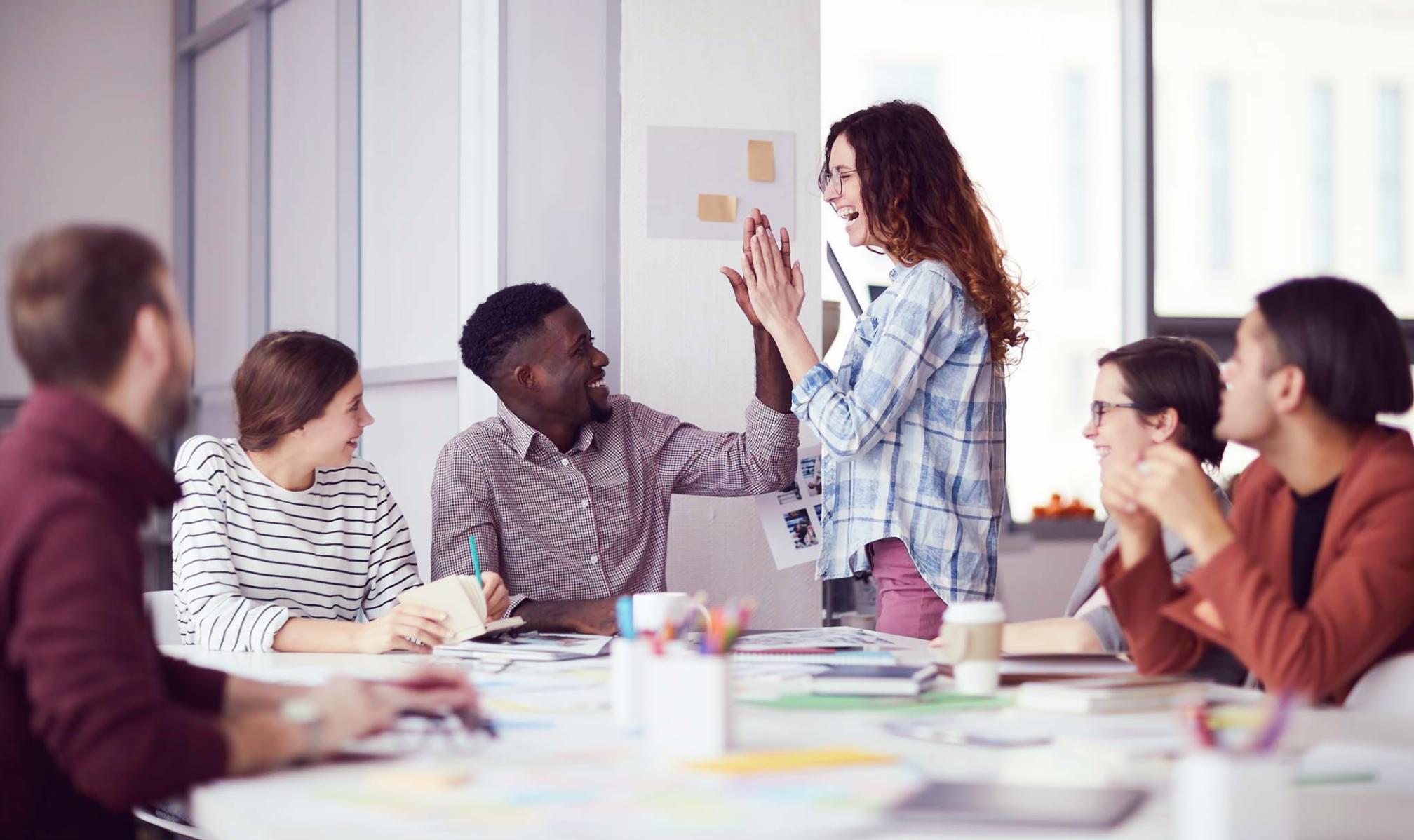 Estudiantes aprendiendo organización financiera en línea con Quorimadexa
