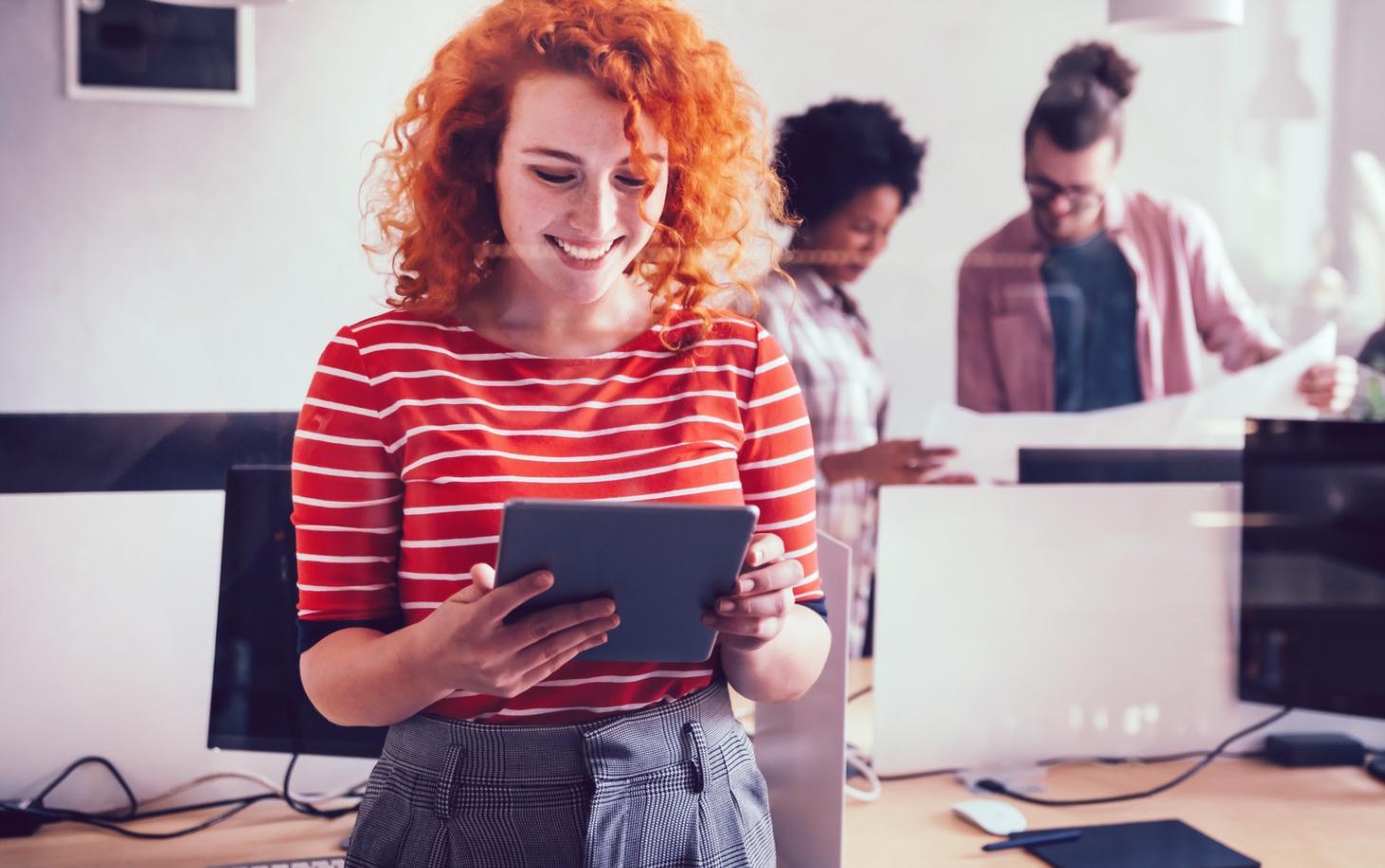 Persona revisando su situación financiera personal con orden y claridad